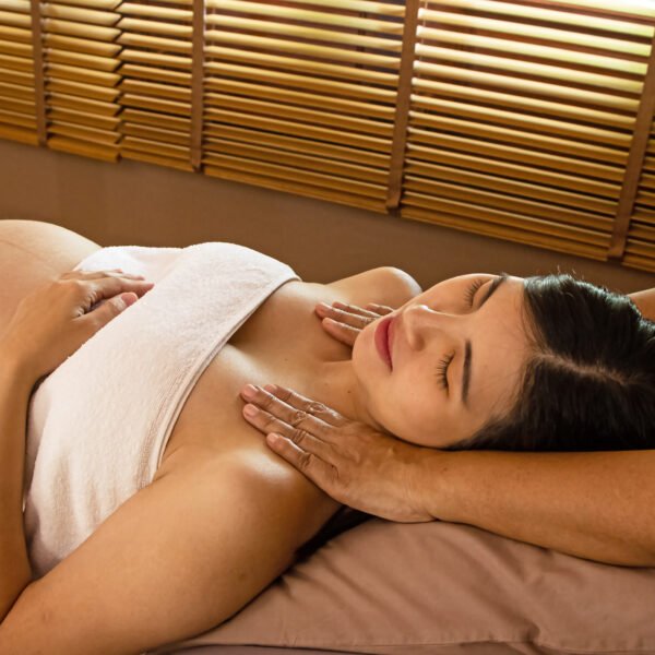 The,Therapiist,Hands,Massaging,Pregnant,Woman,for,Treat,And,Relax,Program,at